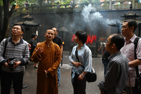 宗淼法师陪同调研组参观灵隐寺