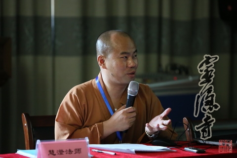 慧澄法师负责外文网站的管理工作