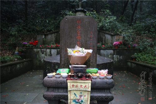 墓塔前祭扫,以此缅怀历代祖师住世弘法,续佛慧命,荷担如来家业的甚深