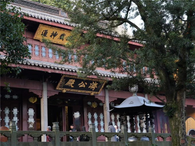 杭州灵隐寺济公殿"黑白谁能用入玄,千回生死体方圆.