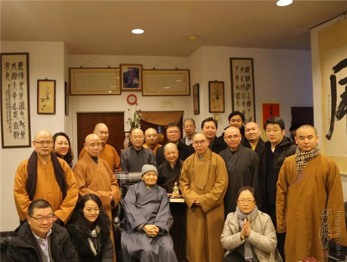 图为2019年3月杭州灵隐寺方丈光泉法师等