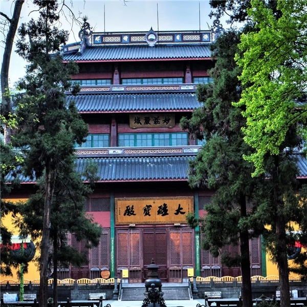 杭州灵隐寺大雄宝殿楹柱联——积无量千万诸善根 故名
