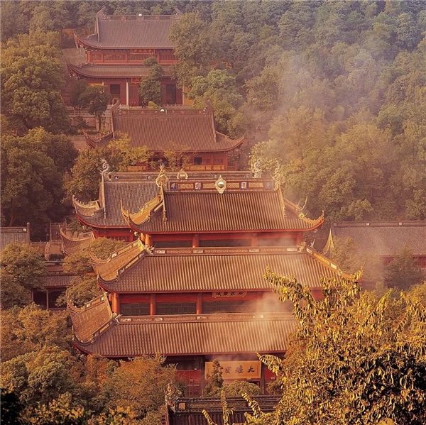 杭州灵隐寺大雄宝殿楹柱联——积无量千万诸善根 故名