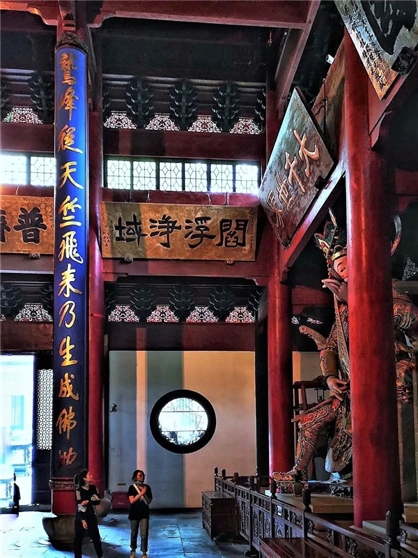杭州灵隐寺天王殿楹柱联——鹫峰从天竺飞来